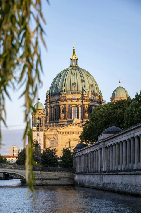 Berliner Dom sedd från Spree en solig dag