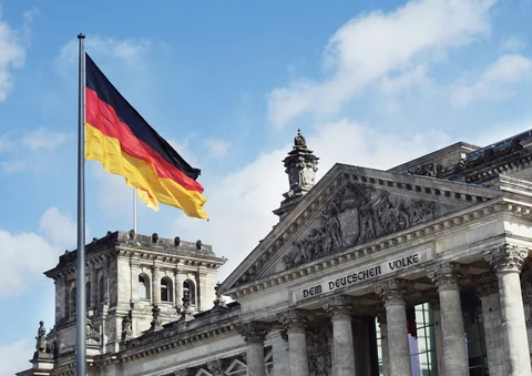 Tysk flagga över Riksdagshuset i Berlin
