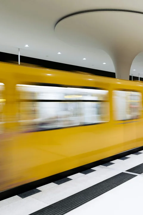 Gult U-Bahn-tåg vid stationen Rotes Rathaus i Berlin